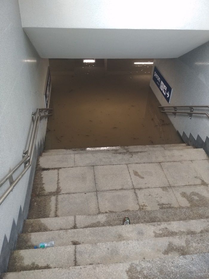 Zalane wejście na przystanek kolejowy Lublin - Zachód