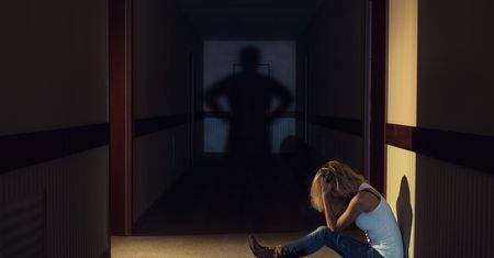 Bił i poniżał je przez lata. Teraz muszą płacić na ojca tyrana