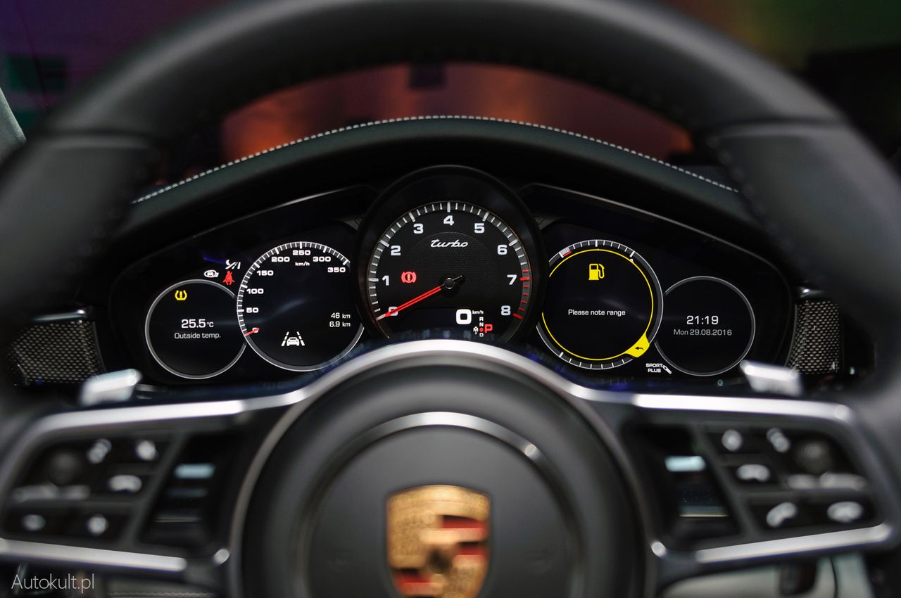 Nowe Porsche Panamera (2016) - analogowy obrotomierz umieszczony centralnie, między wielofunkcyjnymi wyświetlaczami