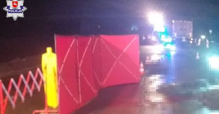Mężczyzna wysiadł z jadącego busa. Wpadł wprost pod jadącą ciężarówkę