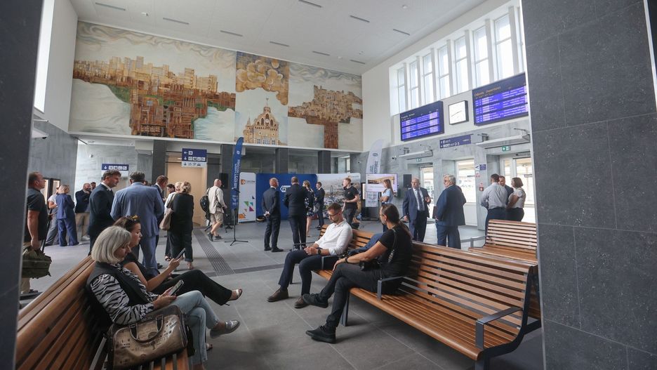 Briefing prasowy ministra infrastruktury Dariusza Klimczaka zainaugurował otwarcie dworca kolejowego Rzeszów Główny.