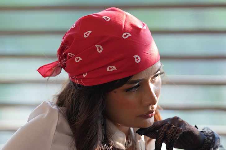Bandana wraca do mody. Ten dodatek  noszą Dua Lipa i Zendaya