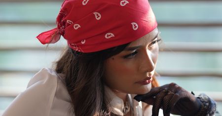 Bandana wraca do mody. Ten dodatek  noszą Dua Lipa i Zendaya
