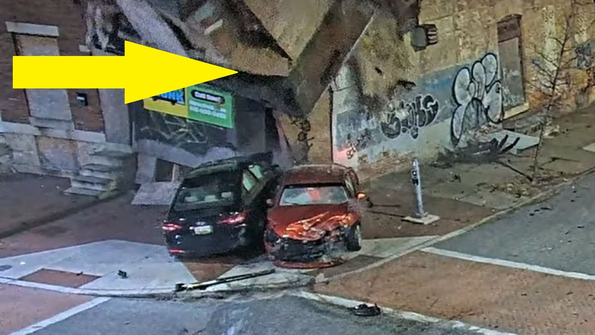 Ściana budynku runęła po uderzeniu auta