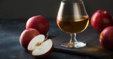 Calvados – rodzaje, właściwości i podawanie