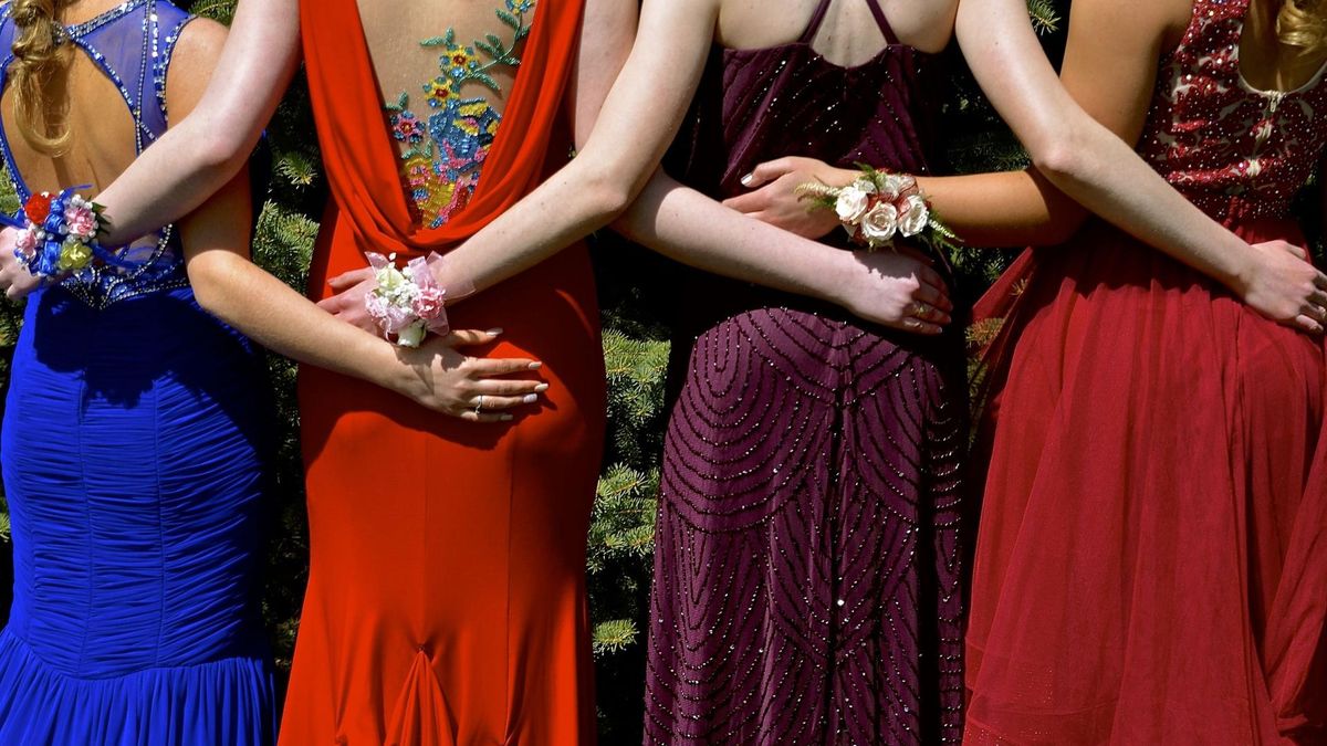 Polonez to taniec, który uroczyście rozpoczyna studniówkę.