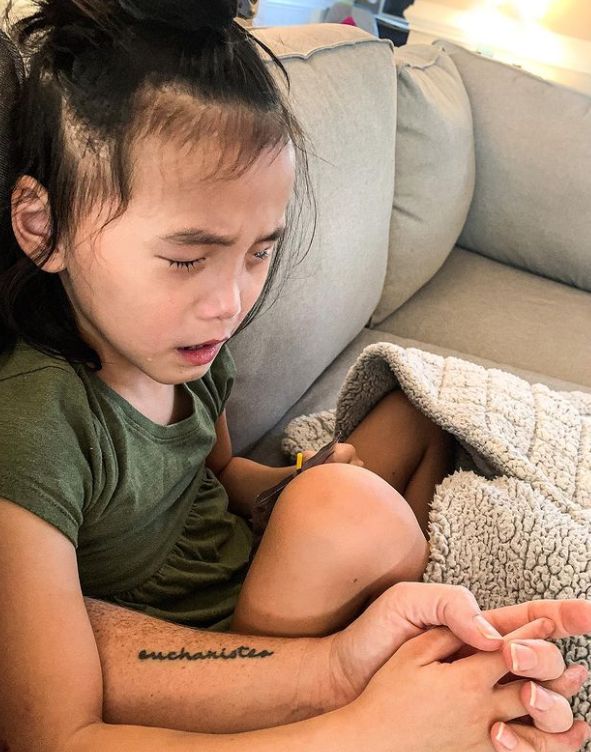 Dziewczynka musiała przejść operację usunięcia gałek ocznych