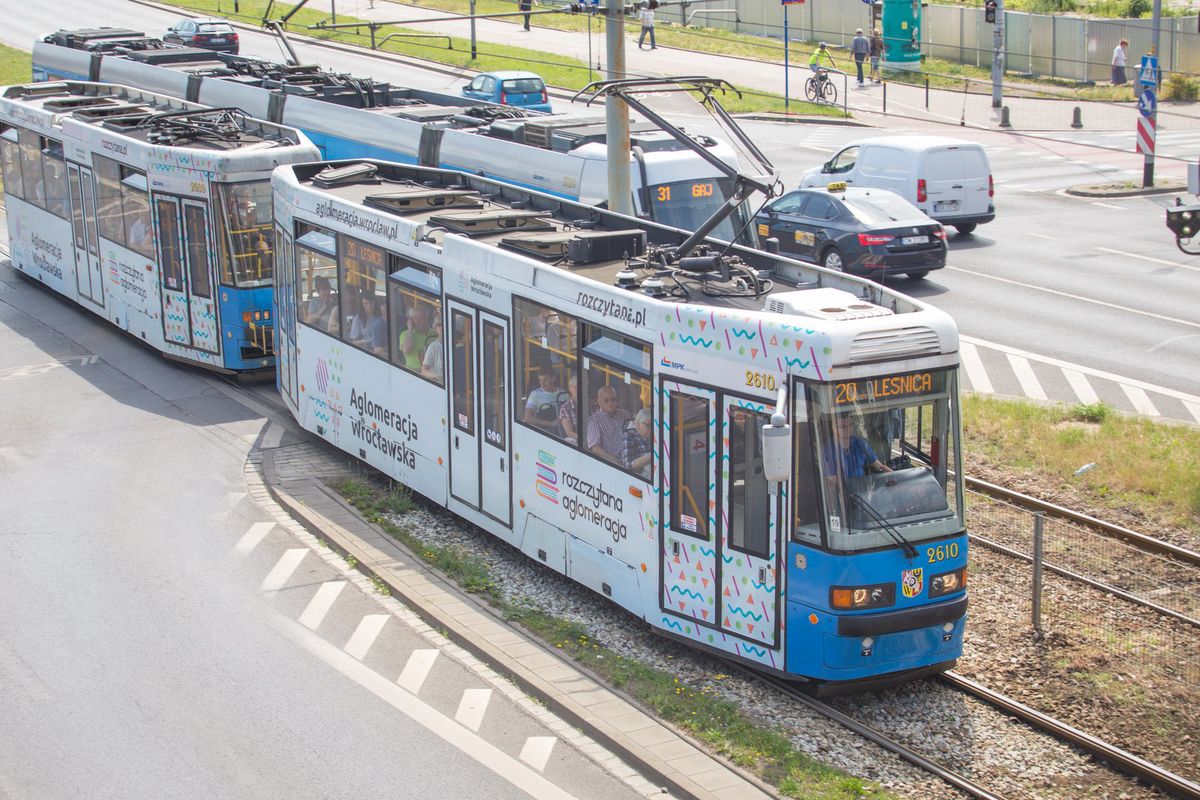 Wrocław. Wypadek tramwaju z busem. Zablokowane torowisko