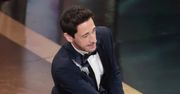 Adrien Brody rzucił gumą w partnerkę na gali Oscarów. Tak się tłumaczy