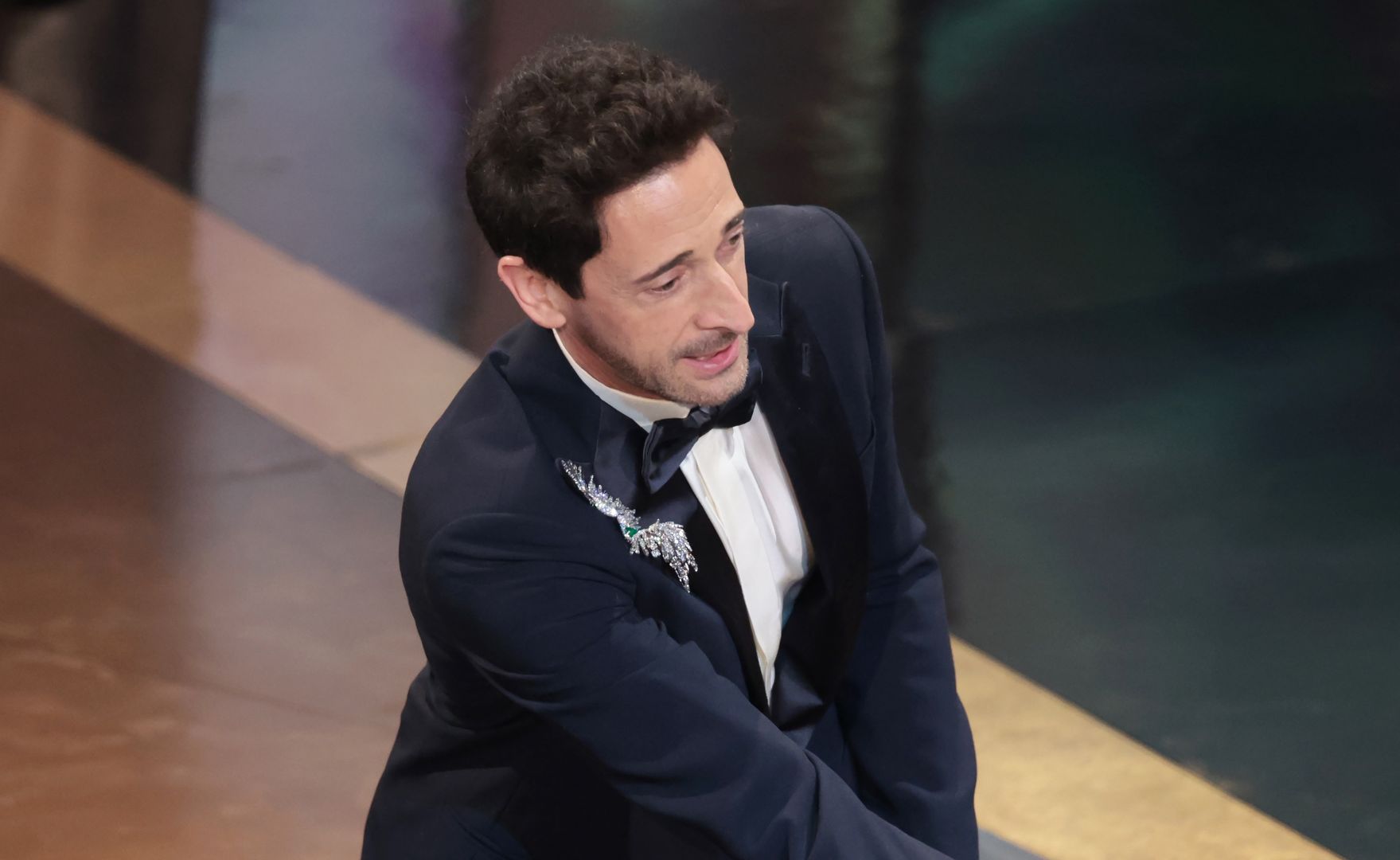 Adrien Brody rzucił gumą w partnerkę na gali Oscarów. Tak się tłumaczy