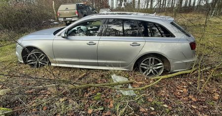 Audi bez opon, za to z włączonym silnikiem. Policja ma niezłą zagadkę