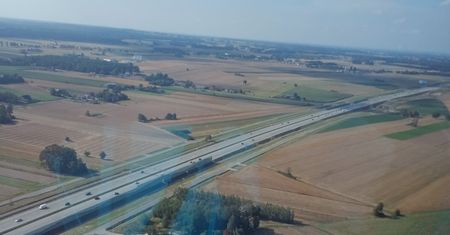 Dron nad autostradą A2. Kierowcy ciężarówek się nie popisali