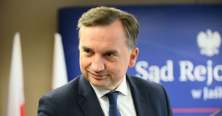Starcie jedynek. Zbigniew Ziobro wyprzedza kandydata Koalicji Obywatelskiej