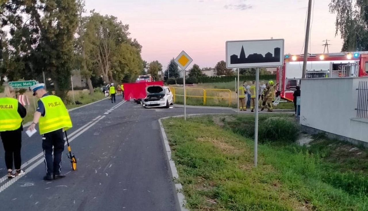 Zderzenie samochodu i dwóch motocykli