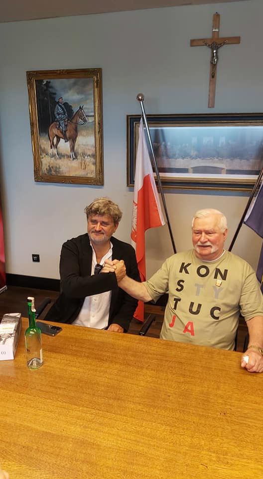 Janusz Palikot zabrał swoje nastoletnie dzieci na uroczyste przekazanie WÓDKI Lechowi Wałęsie