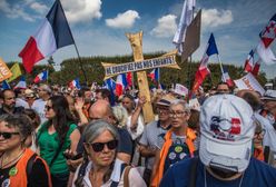 Przeciwnicy szczepień przeciwko COVID protestują we Francji. "Nie krzyżujcie naszych dzieci"
