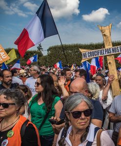 Przeciwnicy szczepień przeciwko COVID protestują we Francji. "Nie krzyżujcie naszych dzieci"