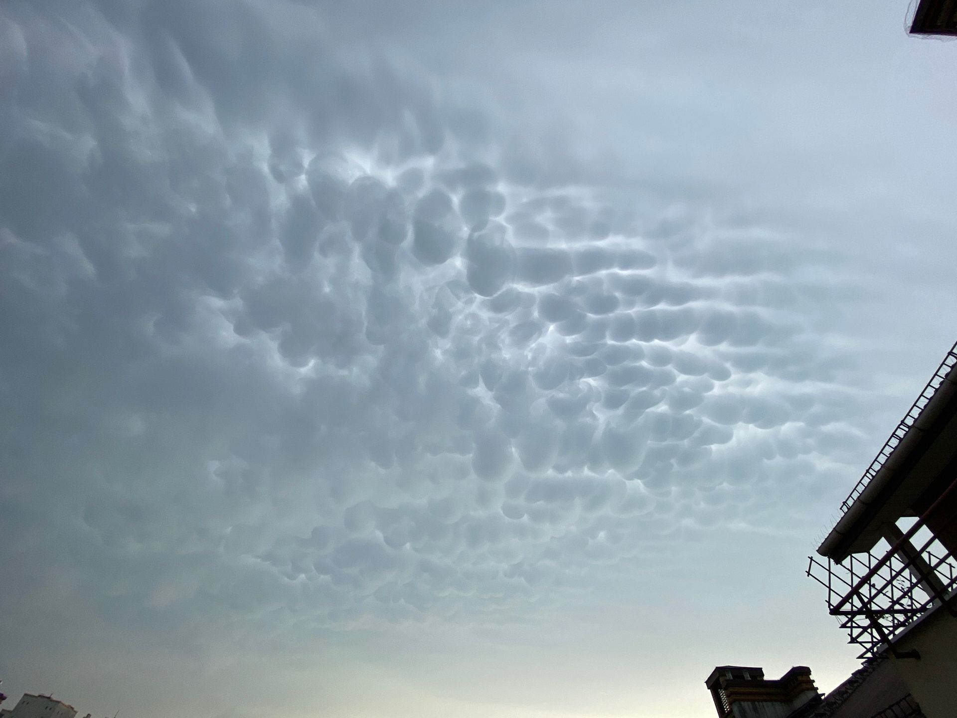 Chmury mammatus nad Mazowszem
