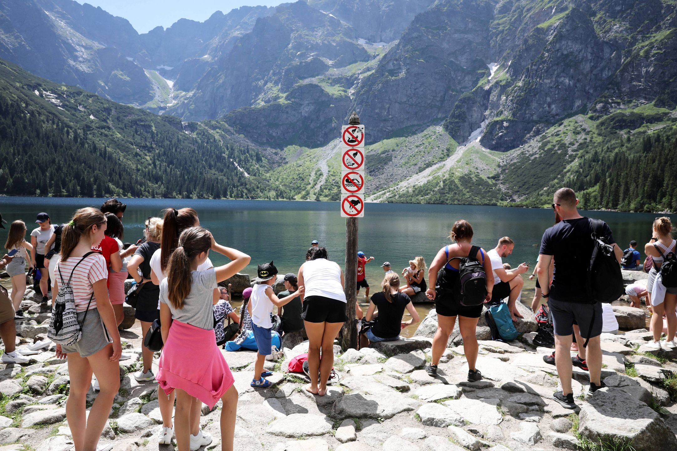 Turyści nad Morskim Okiem