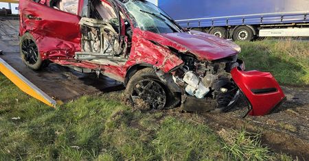 Opel dachował po zderzeniu z ciężarówką. Nie żyje jedna osoba