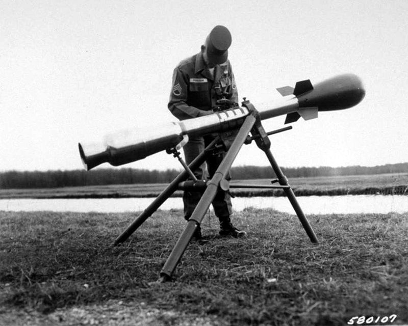 Atomowy pocisk M388 Davy Crockett załadowany do działa