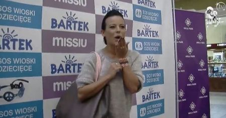 Mucha pozuje w sklepie dla dzieci