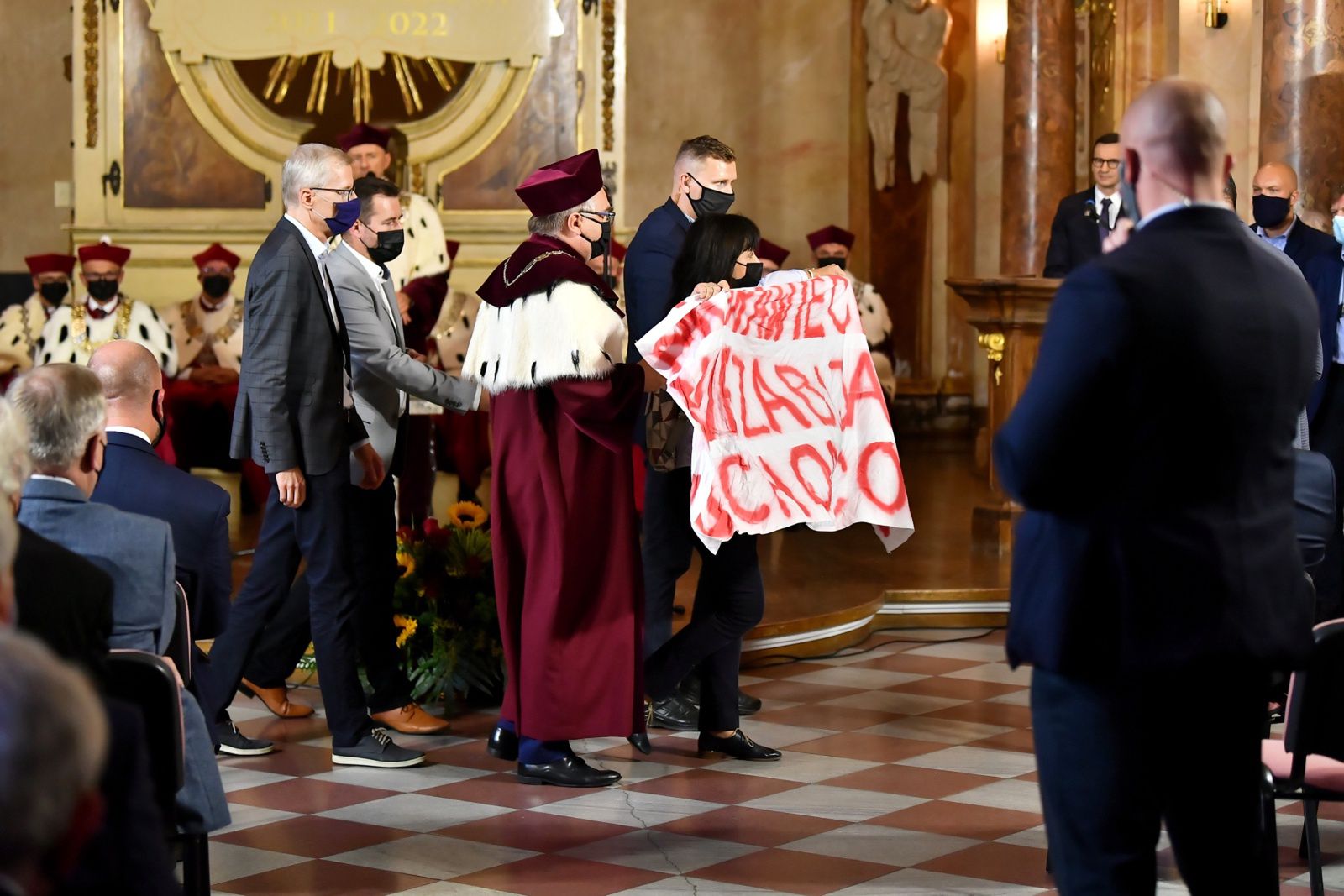 Przerwali wystąpienie premiera na UWr. "Macie krew na rękach!"