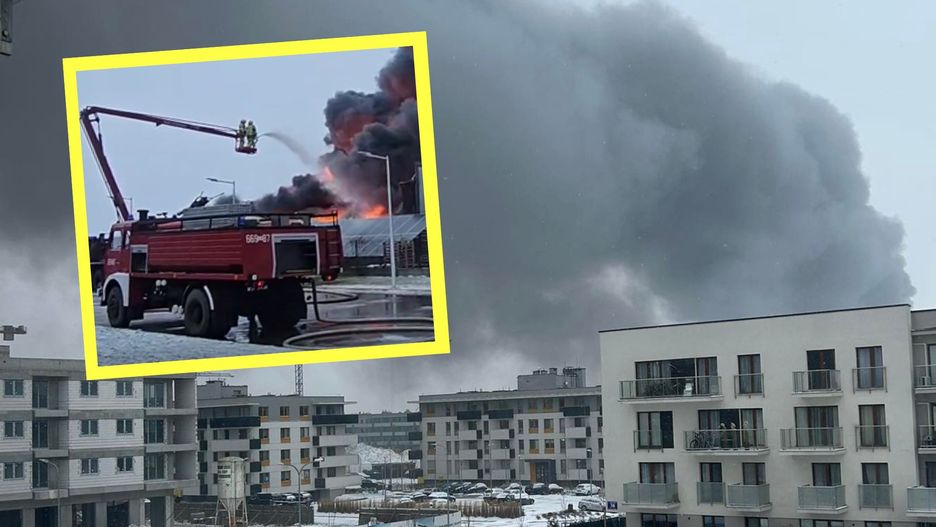 Pożar hali pod Warszawą. Z daleka widać kłęby gęstego dymu.