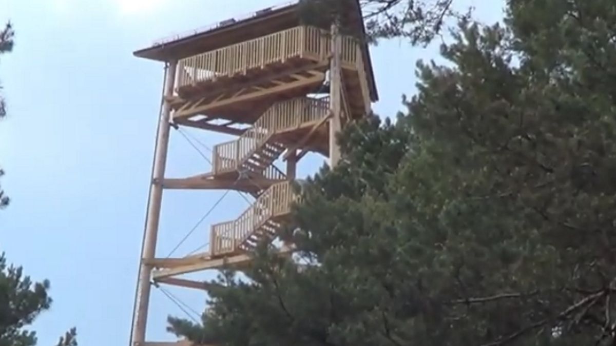 Wieża widokowa w Świętnie (woj. wielkopolskie) stała się bardzo sławna w ubiegłym roku, za sprawą dwóch par, które uprawiały na niej seks. 