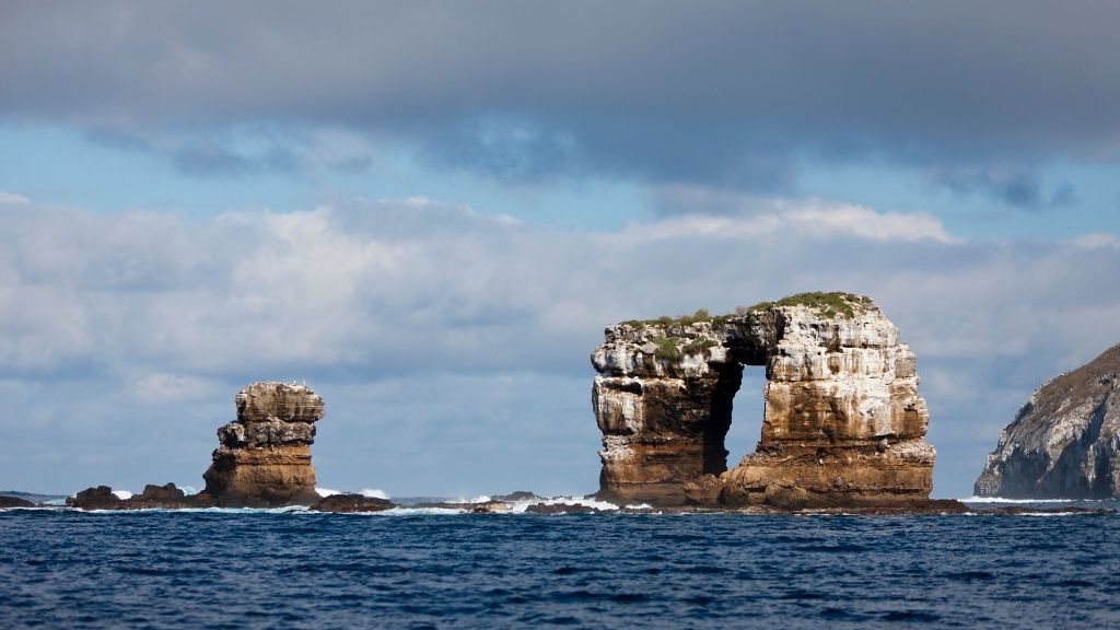 Tak przed zawaleniem wyglądał Łuk Darwina na Galapagos