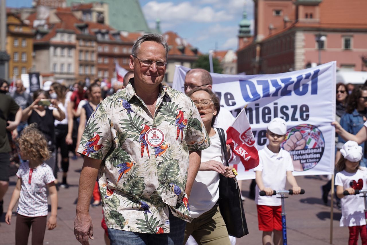 Protest antyszczepionkowców w Warszawie. W pochodzie szedł Wojciech Cejrowski