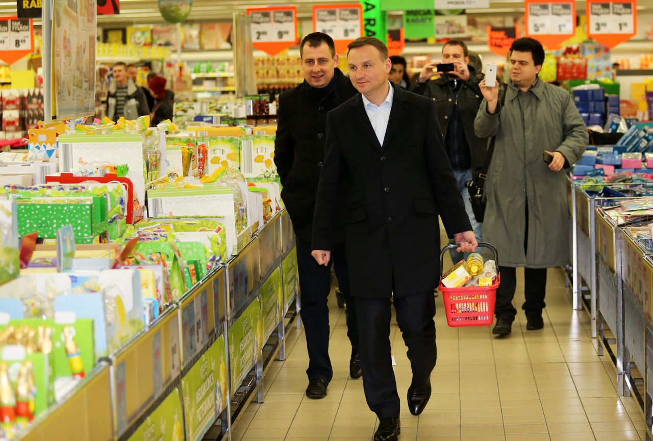 Andrzej Duda podczas zakupów w Biedronce w 2015 r.