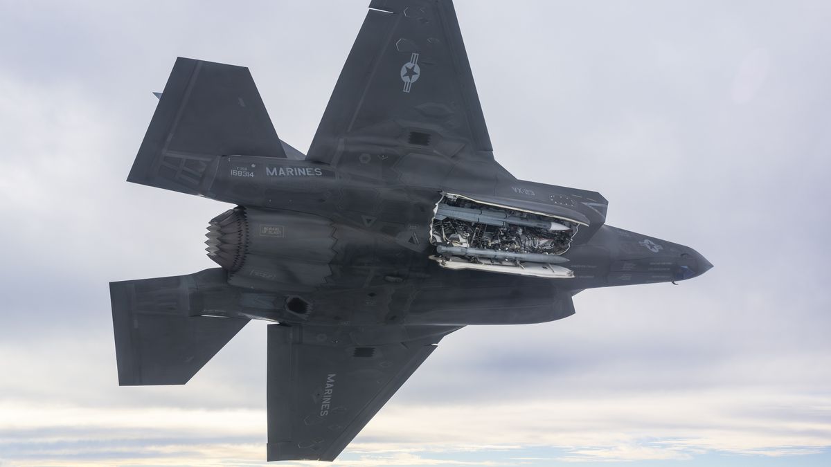 F-35B wraz z pociskiem MBDA Meteor w komorze uzbrojenia.