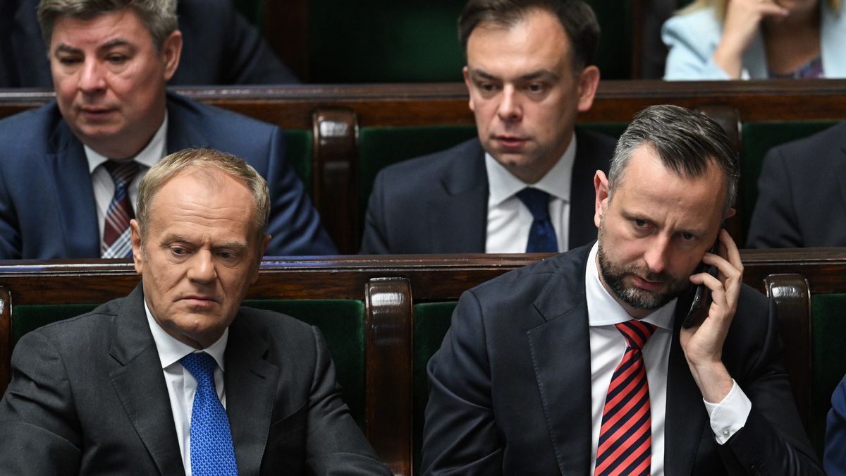 Warszawa, 15.05.2026. Premier Donald Tusk (2L), wicepremier, szef MON Władysław Kosiniak-Kamysz (P), szef KPRM Jan Grabiec (L) i minister finansów i gospodarki Andrzej Domański (2P) na sali posiedzeń Sejmu, 15 bm. Niższa izba parlamentu przeprowadzi głosowania. Posłowie mają głosować nad projektem ustawy o kryptoaktywach. (sko) PAP/Radek Pietruszka