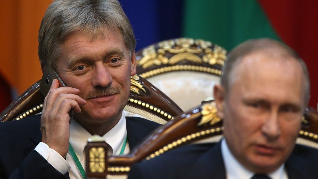 Dmitrij Pieskow (z lewej) i Władimir Putin (z prawej)