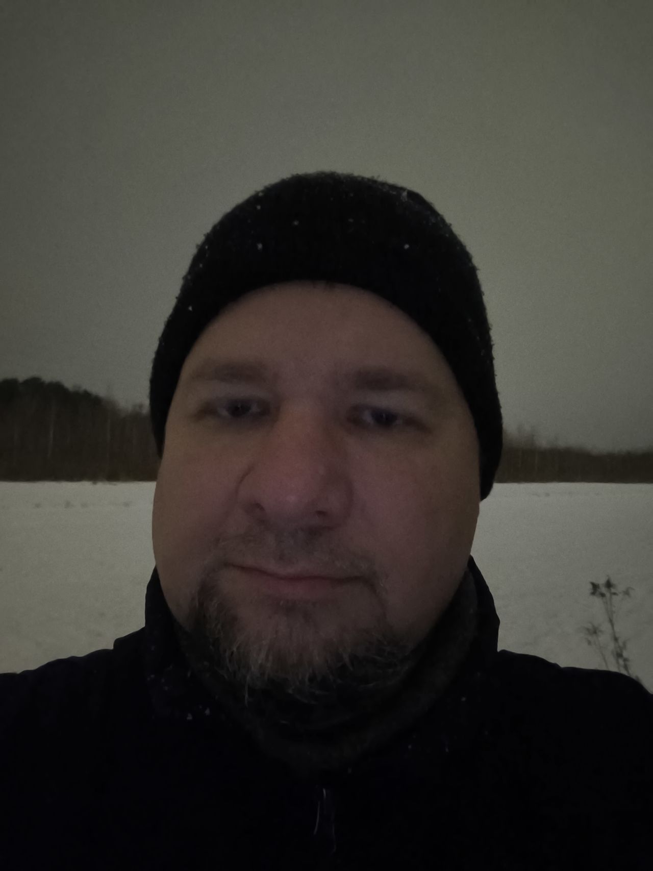 Nocne selfie ze światłem ekranowym w trybie zwykłym (sporo szumów) i trybie nocnym (więcej szczegółów).