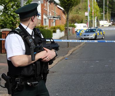"Złowrogi atak" w Irlandii. Przybili 20-latka do ogrodzenia