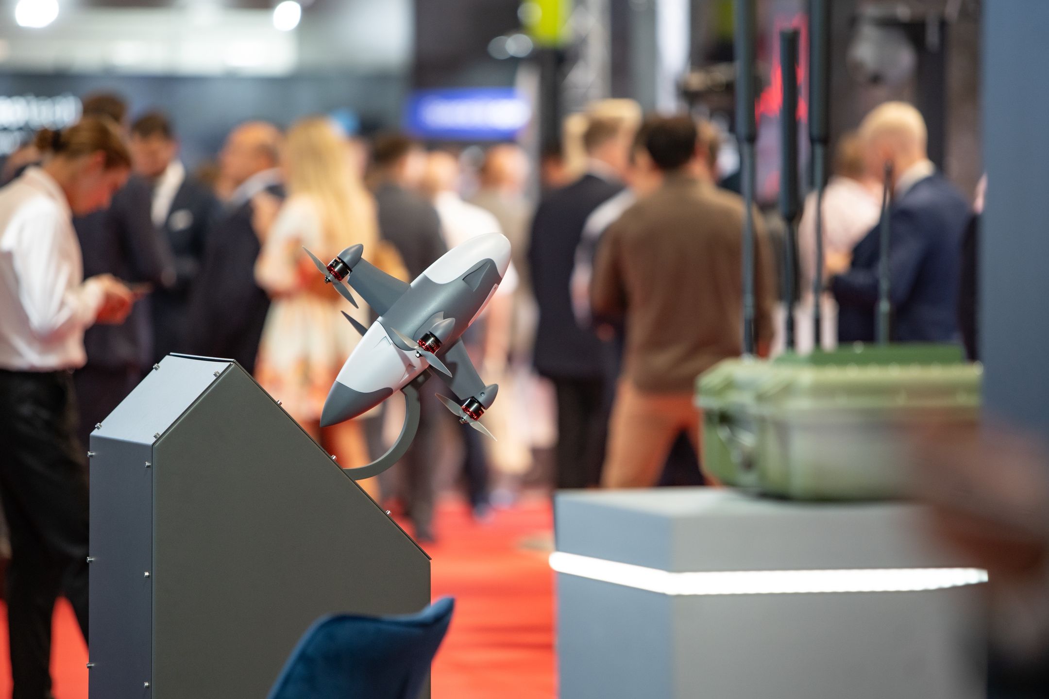 Dron przechwytujący od APS niszczący cel taranowaniem.