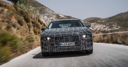 BMW i7 jeszcze w kamuflażu. Wiemy, co pod nim kryje