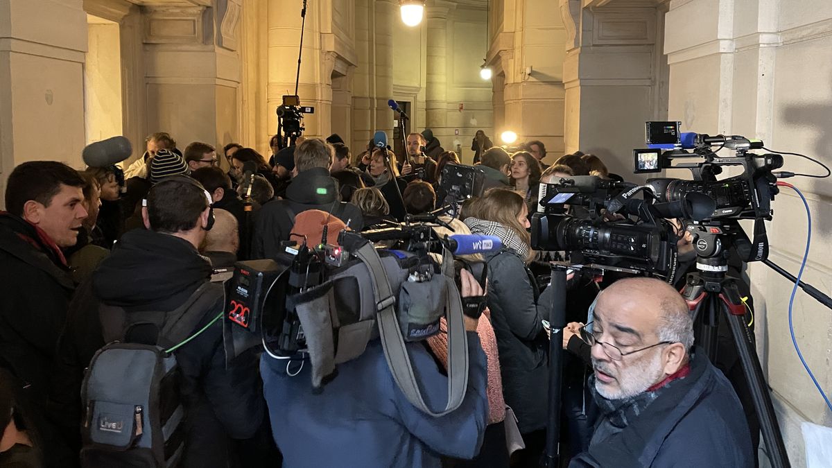 BRUSSELS, BELGIUM - NOVEMBER 14: Press members gather for the pre-trial hearing of Eva Kaili, the Greek MEP, and three others suspected of accepting large sums of money, in Brussels, Belgium on November 14, 2022. (Photo by Omer Tugrul Cam/Anadolu Agency via Getty Images)