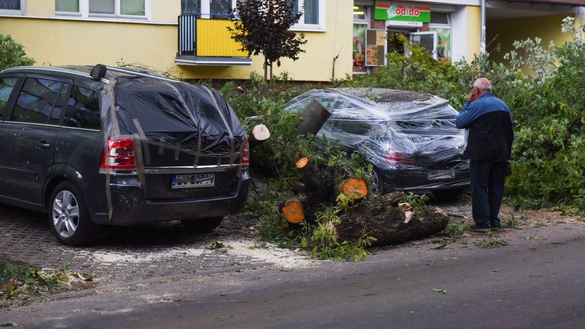 Skutki nocnej nawa?nicy w LublinieFot. Krzysztof Radzki/East News, Lublin, 17.08.2021. Skutki nocnej nawalnicy w Lublinie.Krzysztof Radzki