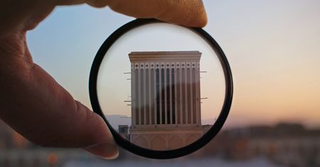 Jak ściągnąć zablokowany filtr z obiektywu? Oto prosty sposób