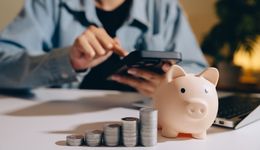 Pracownik spokojny o finanse to pracownik bardziej wydajny. Dlaczego edukacja inwestycyjna staje się nowym filarem benefitów pozapłacowych?