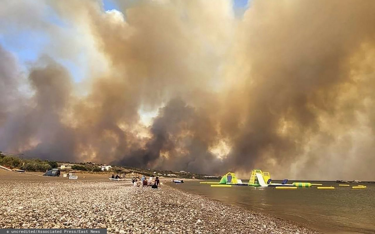 Rodos płonie. Polka: ludzie spali na trawnikach