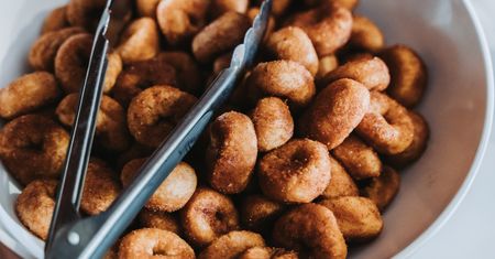 Tylko 5 składników i bez wyrabiania ciasta. Ekspresowe pączki idealne do kawy