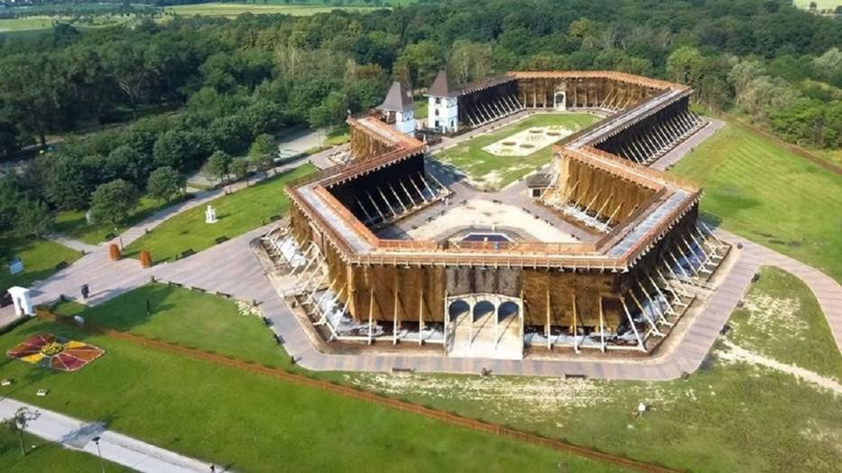 Tężnie, park solankowy, starówka - to tylko część atrakcji Inowrocławia.W powiecie warto odwiedzić Kruszwicę, nad którą góruje Mysia Wieża. Gotycka budowla stoi u nasady Półwyspu Rzępowskiego, jest pozostałością zamku obronnego z XIV w, który zbudowano z fundacji króla Kazimierza Wielkiego. Po Gople są organizowane rejsy.