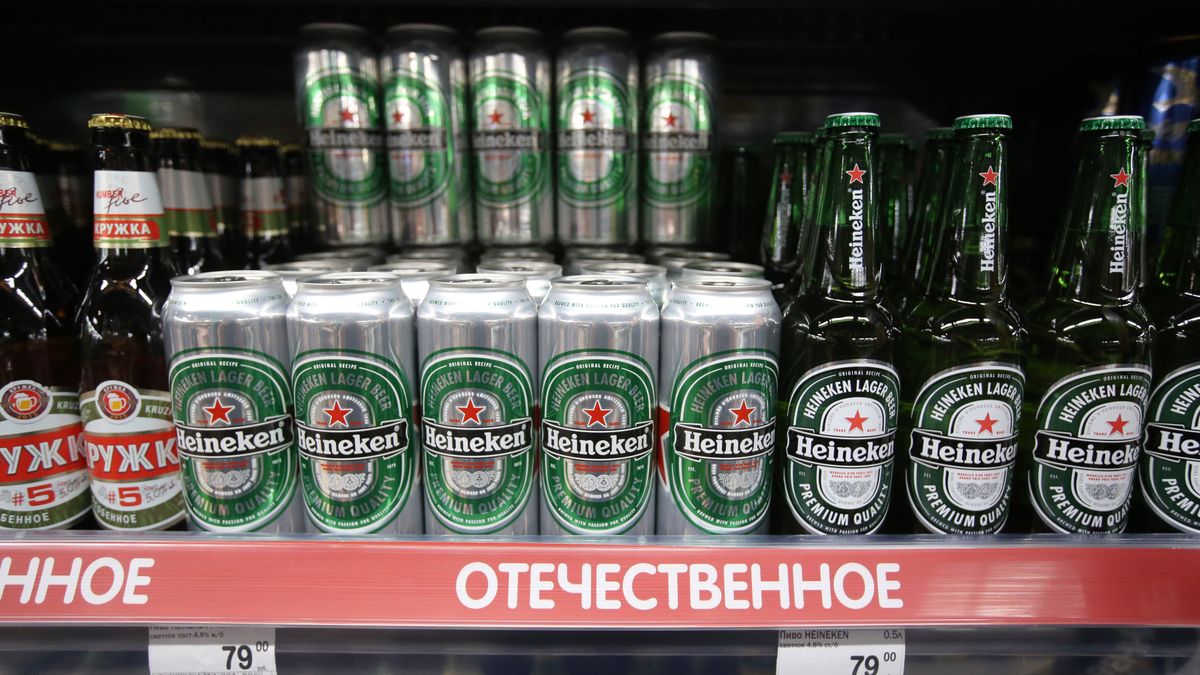Heineken nadal inwestuje w Rosji -  informuje platforma Follow the Money. Na zdjęciu piwo holenderskiej marki w rosyjskim markecie Perekrestok, 2017 rok