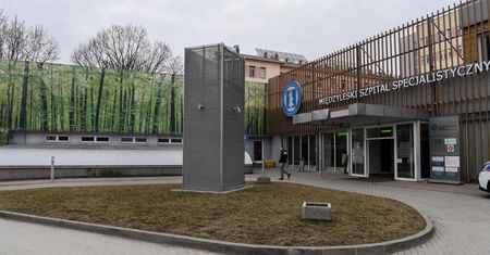 Międzylesie. Pracownik SOR-u zakuty w kajdanki. Twierdzi, że chciał spisać dane policjanta