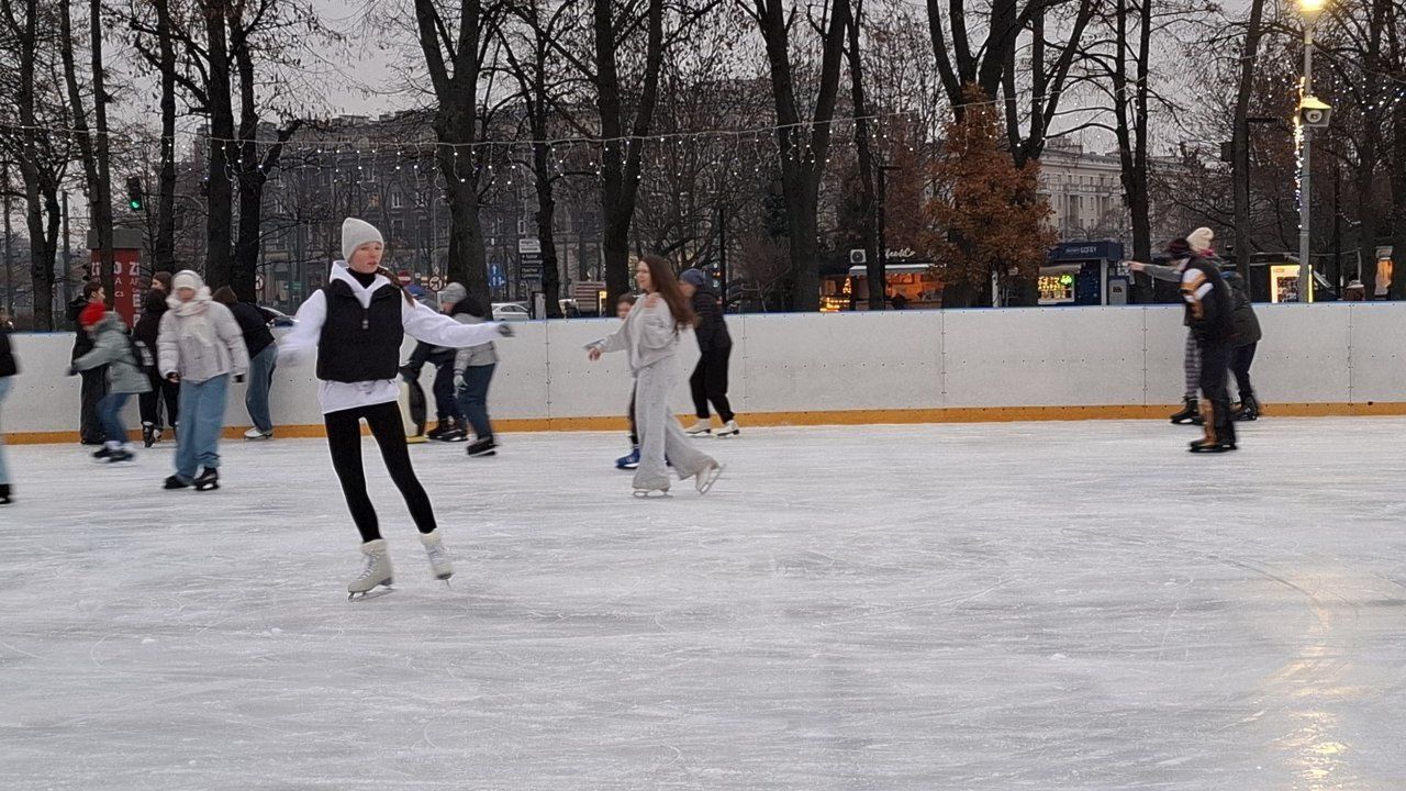 Lodowisko przy NCK w Nowej Hucie