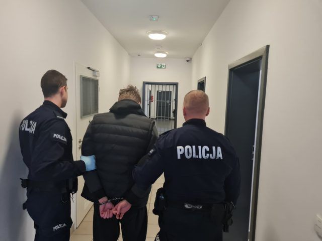 W nocy chodził z kosą po posesji. Został zatrzymany, trafił do zakładu karnego